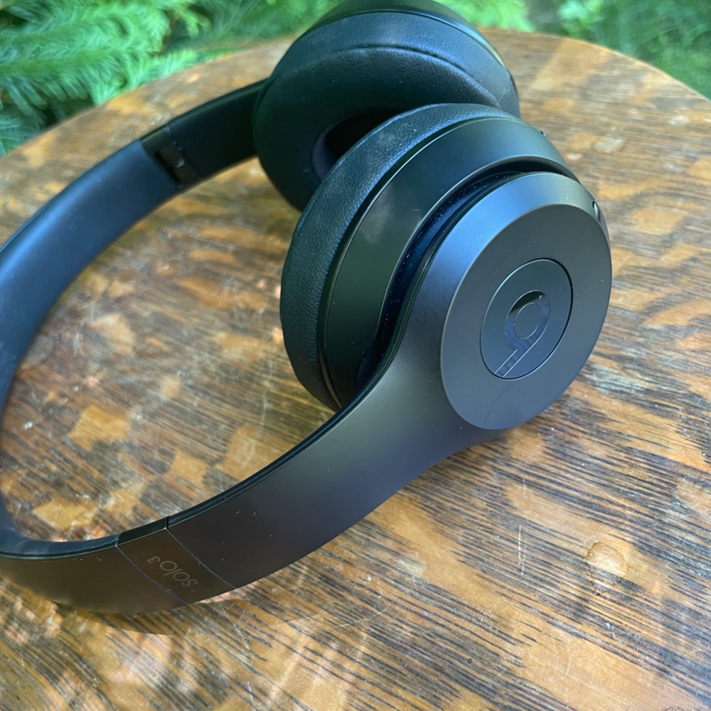 Beats Solo³ Wireless On Ear Headphones in Black
